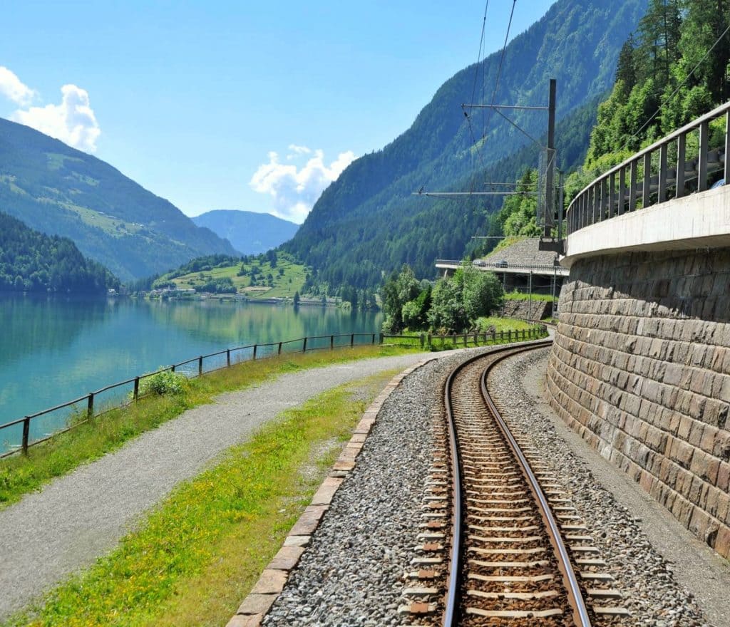 Trenino rosso del Bernina Express: orari, prezzi, quando andare e tante informazioni utili