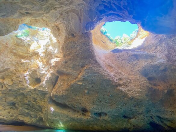 grotta dei due occhi nel Gargano vista il terzo giorno del nostro itinerario di una settimana in Puglia durante l'escursione in barca sulla costa Garganica