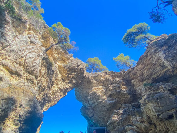 Arcata della Grotta della pubblicità di Armani vista il terzo giorno del nostro itinerario di una settimana in Puglia durante l'escursione in barca sulla costa Garganica
