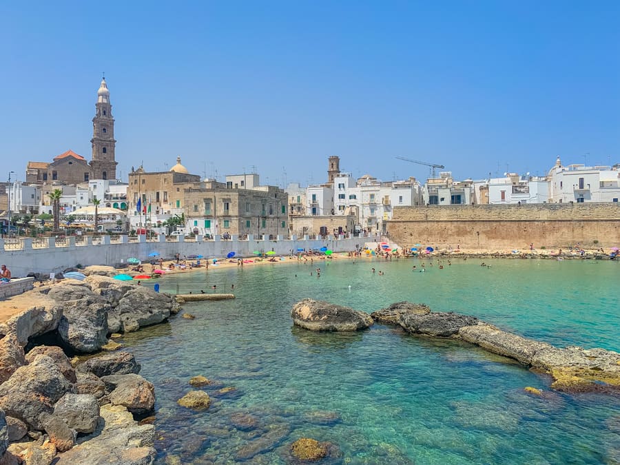 Migliore Spiaggia Monopoli in Puglia con vista panoramica sul centro storico della città