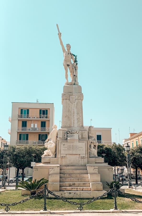 statua principali nella piazza di Vittorio Emanuele II a Monopoli in Puglia