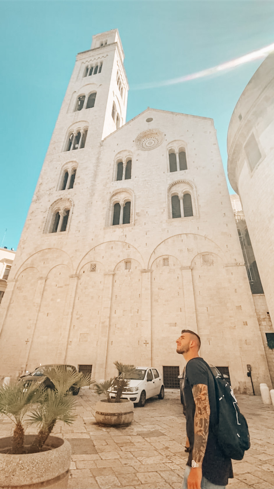 ragazzo passeggia davanti alla cattedrale di San Sabino durante una gita di un giorno a bari