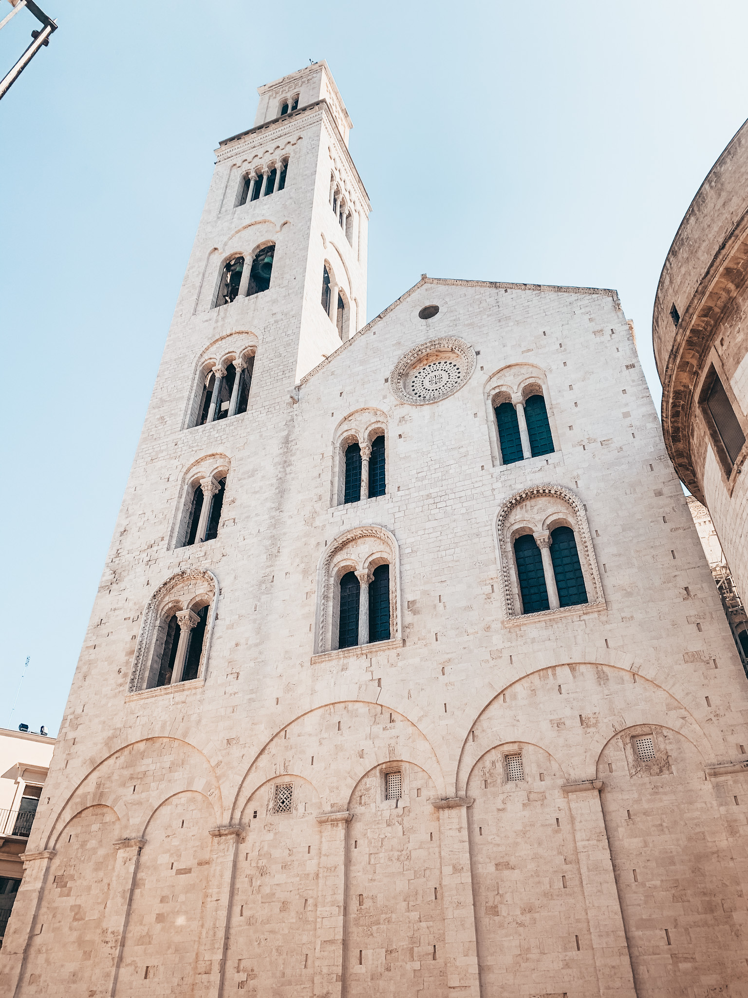 facciata laterale cattedrale di San Sabino da vedere in un giorno a Bari vecchia