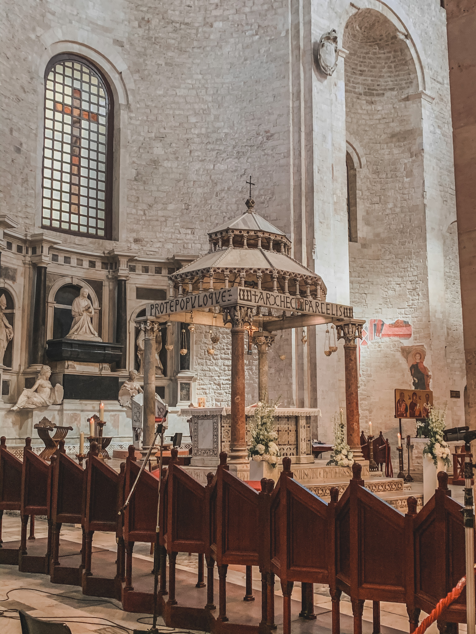 altare della cattedrale di San Sabino a Bari Vecchia vista in un giorno a Bari 