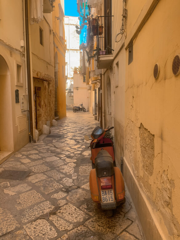Vespa parcheggiata in un vicolo di Bari Vecchia